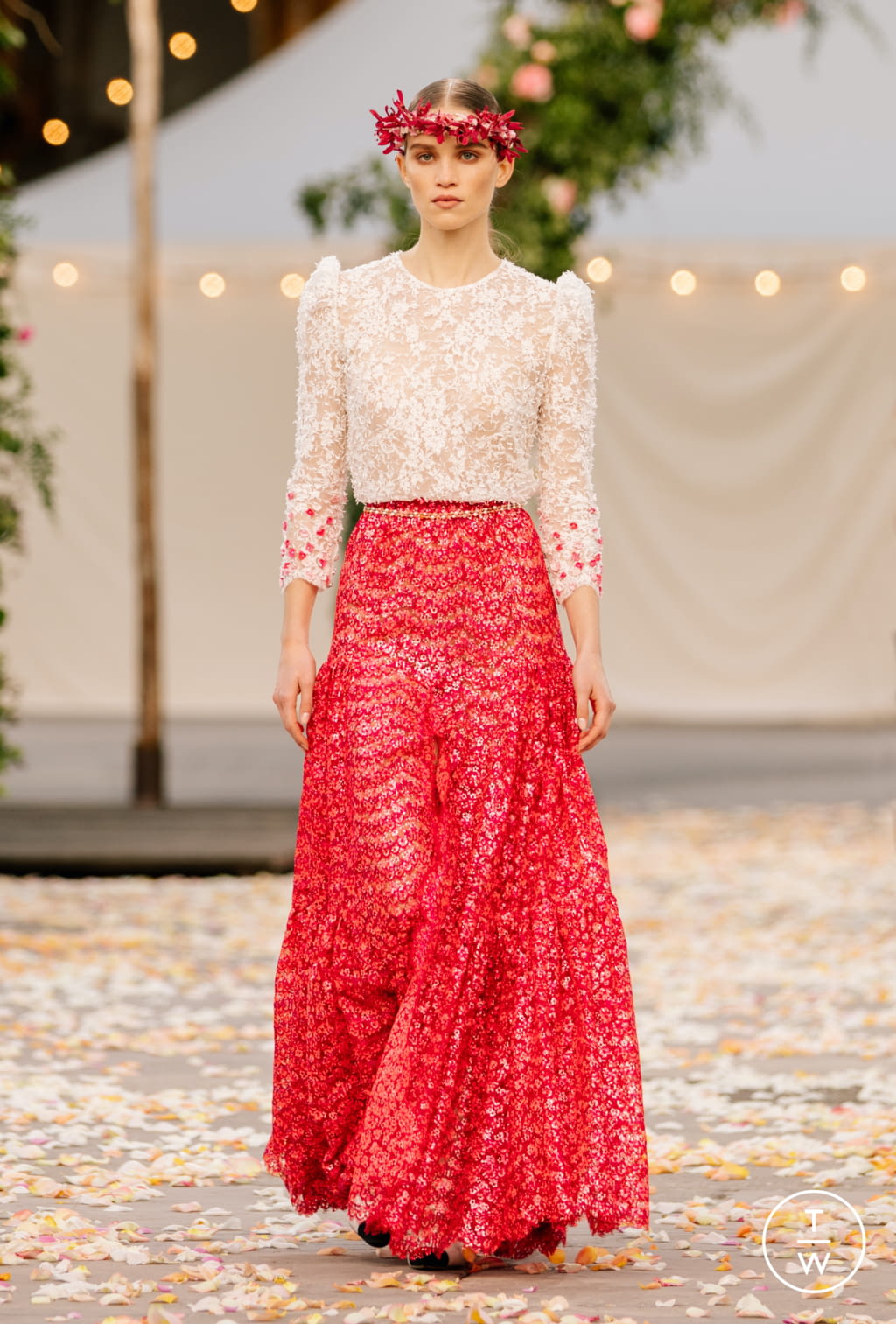 Fashion Week Paris Spring/Summer 2021 look 1 from the Chanel collection couture