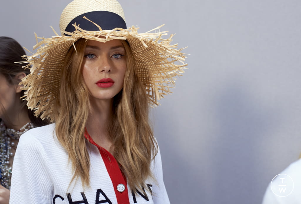 Fashion Week Paris Spring/Summer 2019 look 1 from the Chanel collection womenswear accessories