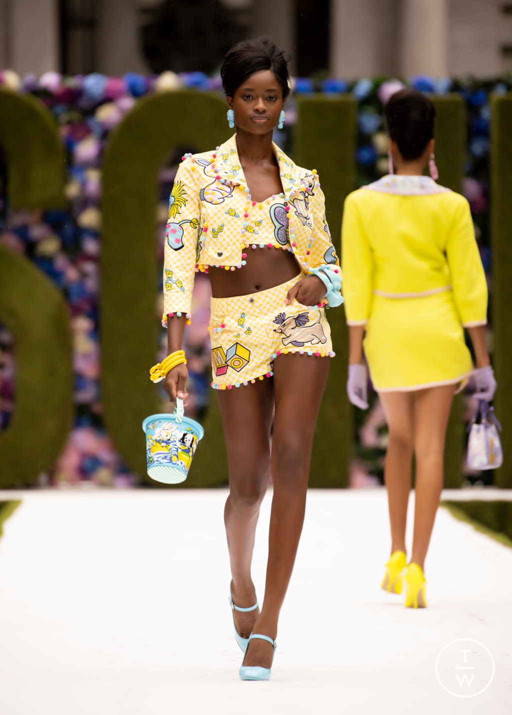 Fashion Week New York Spring/Summer 2022 look 10 de la collection Moschino womenswear
