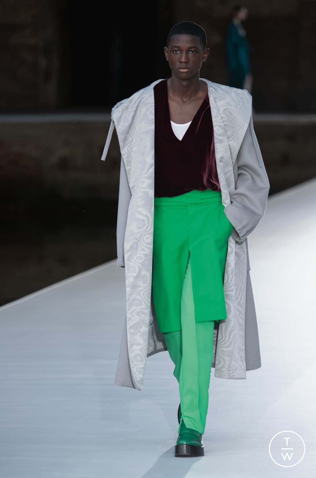 Fashion Week Paris Fall/Winter 2021 look 10 from the Valentino collection 高级定制
