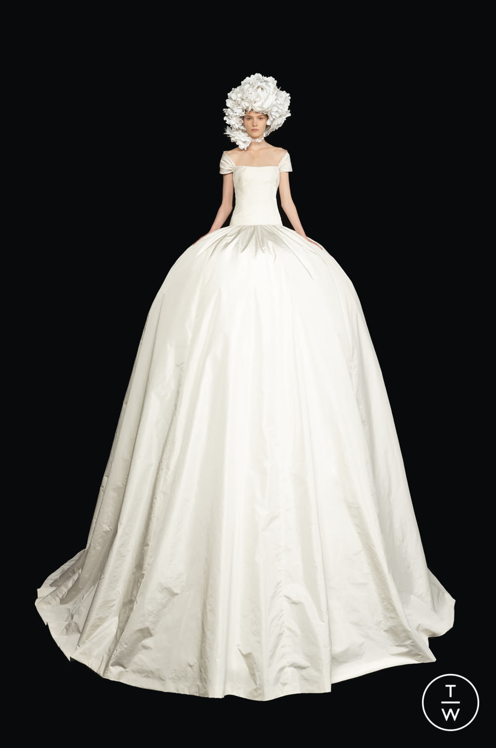 Fashion Week Paris Fall/Winter 2020 look 10 from the Valentino collection couture