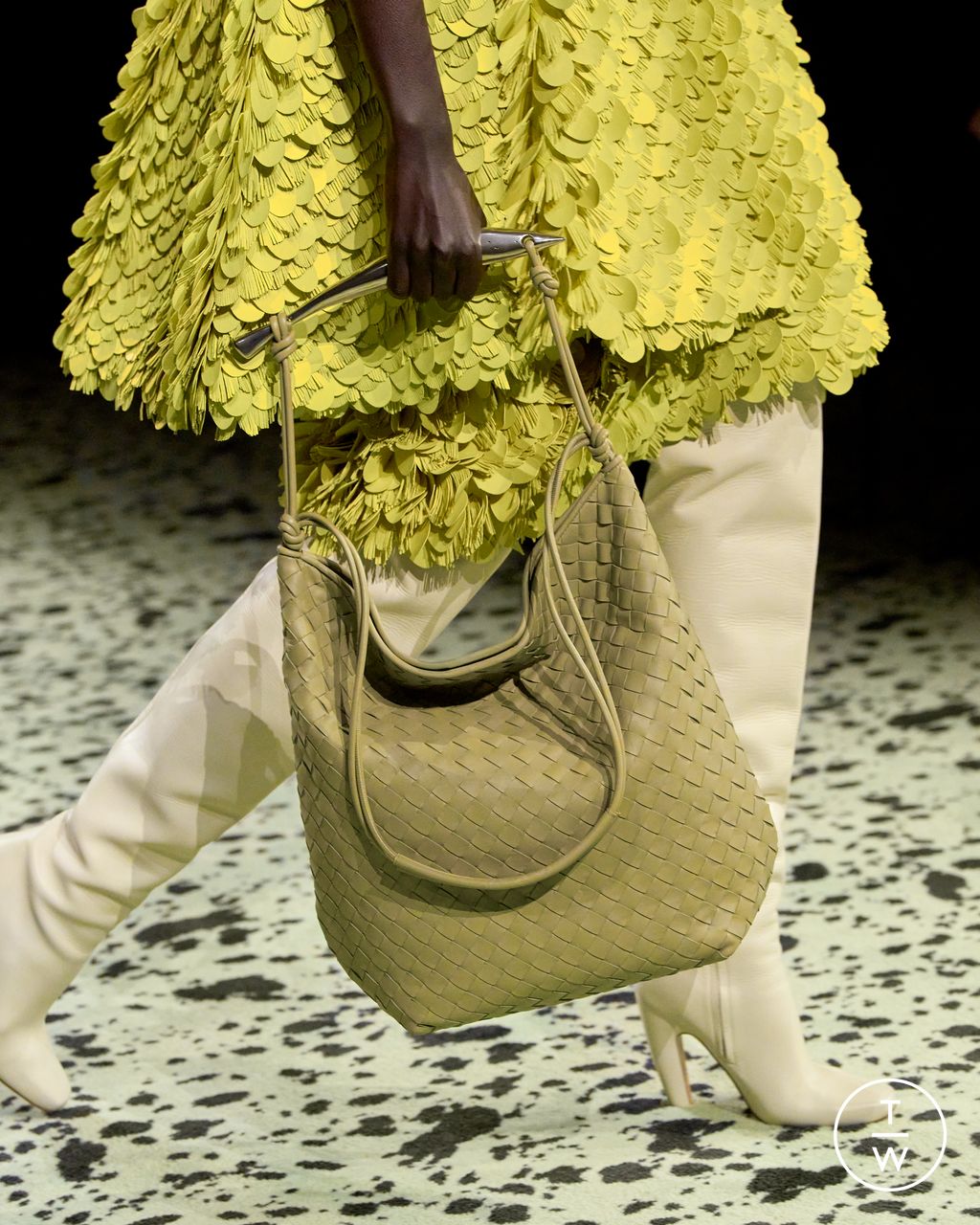 Fashion Week Milan Fall/Winter 2023 look 20 from the Bottega Veneta collection womenswear accessories