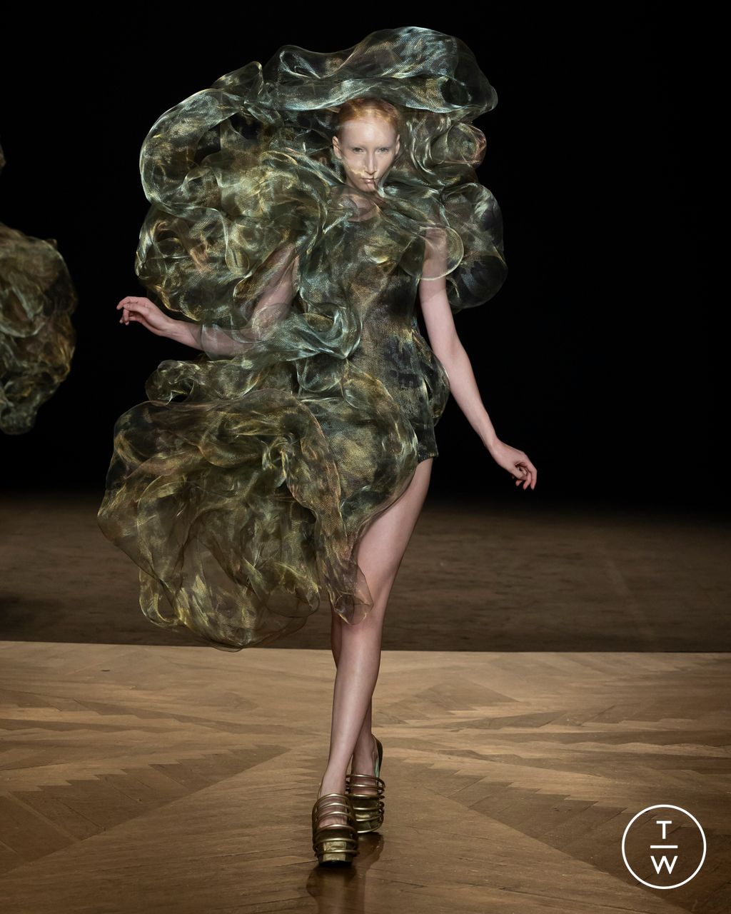 Fashion Week Paris Fall/Winter 2025 look 10 from the Iris Van Herpen collection couture
