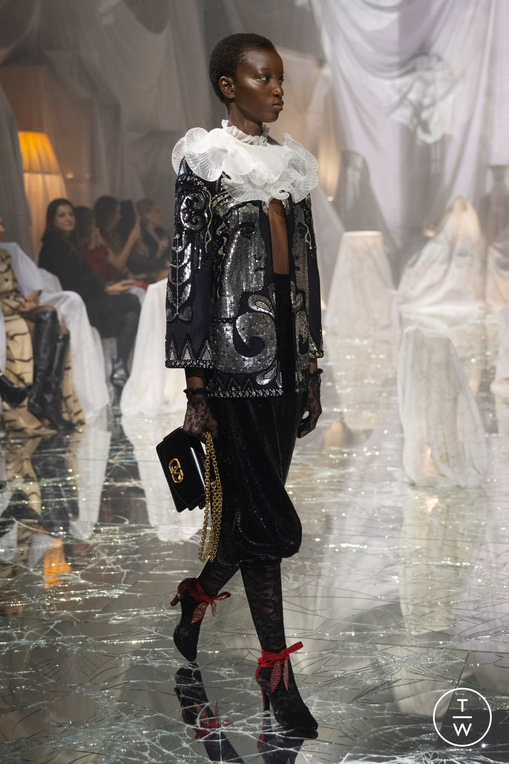 Fashion Week Paris Spring/Summer 2025 look 10 from the Valentino collection womenswear