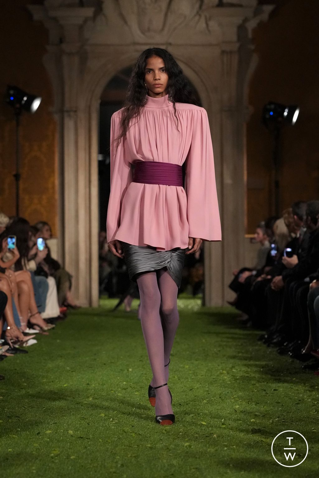 Fashion Week Paris Fall/Winter 2026 look 10 de la collection Valentino womenswear