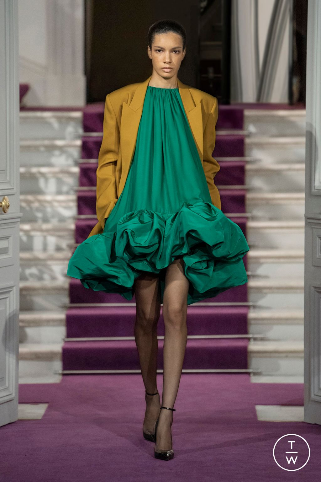 Fashion Week Paris Spring/Summer 2024 look 10 from the Valentino collection 高级定制