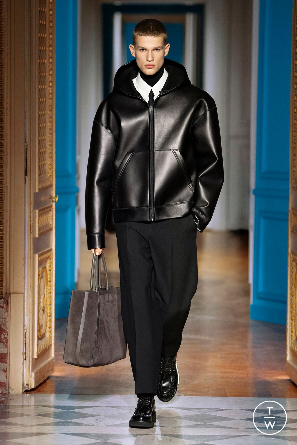 Fashion Week Paris Fall/Winter 2024 look 10 from the Valentino collection 男装