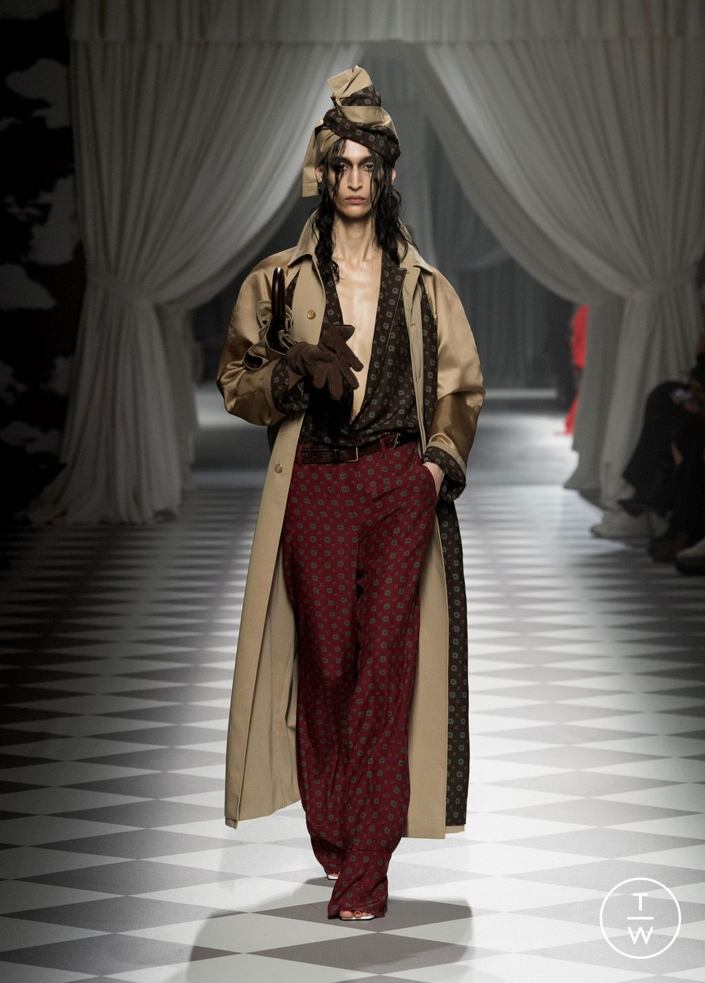 Fashion Week Milan Fall/Winter 2024 look 11 de la collection Moschino womenswear