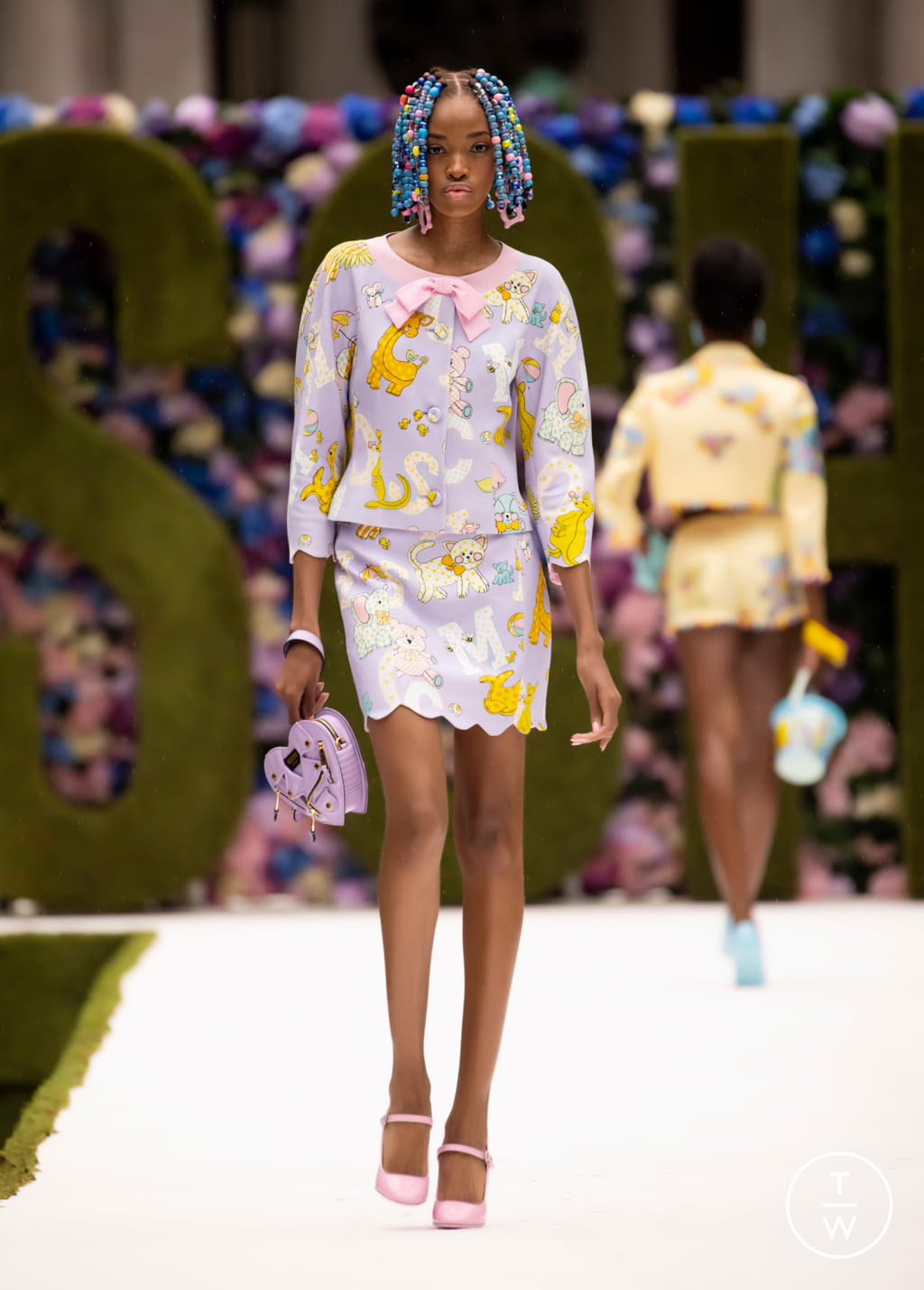 Fashion Week New York Spring/Summer 2022 look 11 de la collection Moschino womenswear