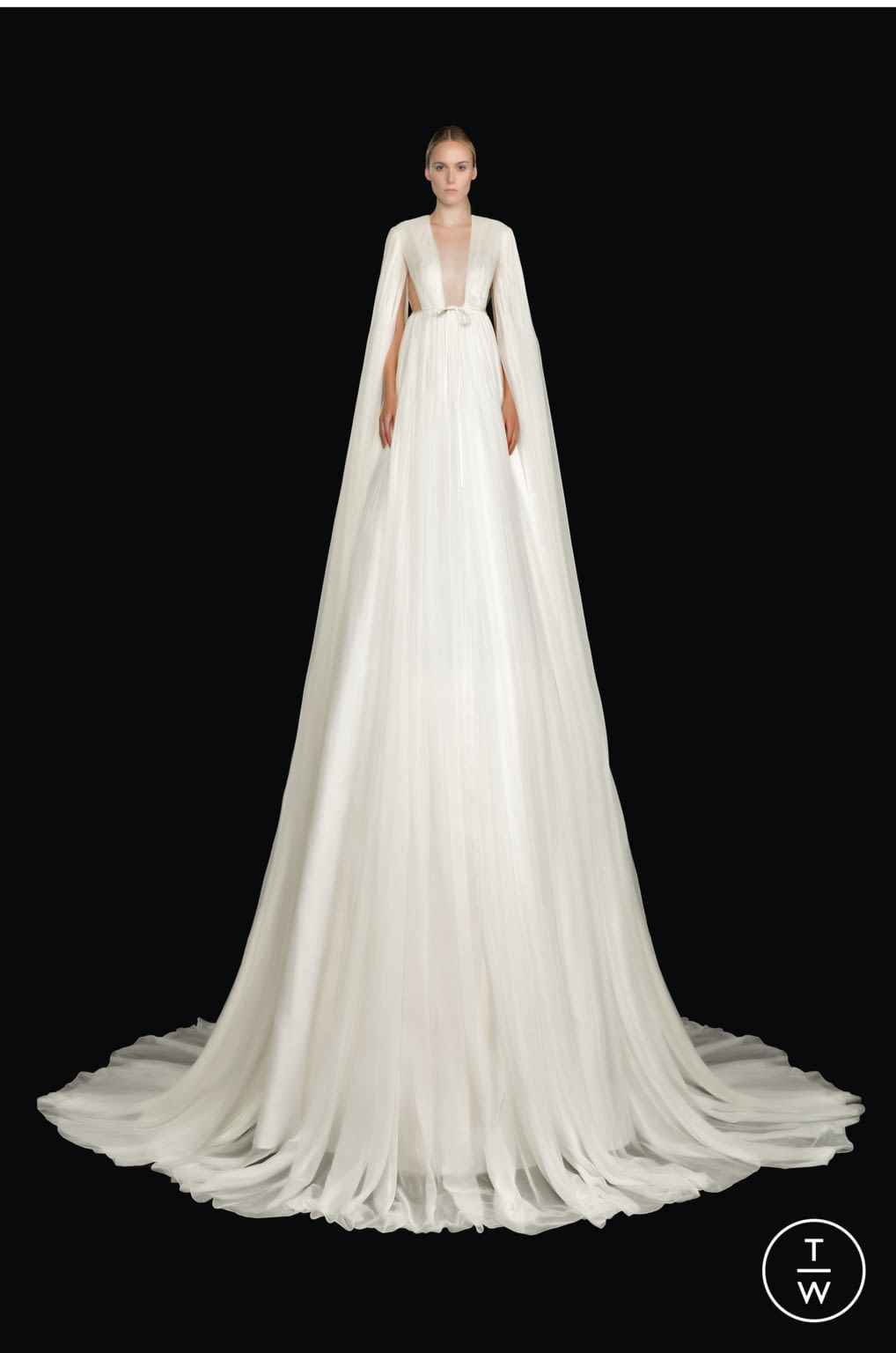 Fashion Week Paris Fall/Winter 2020 look 11 from the Valentino collection 高级定制