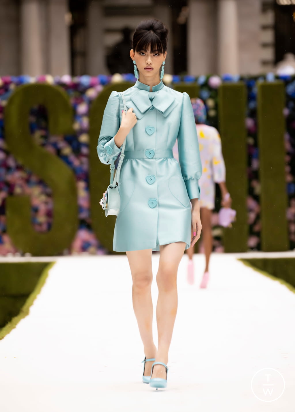 Fashion Week New York Spring/Summer 2022 look 12 from the Moschino collection 女装
