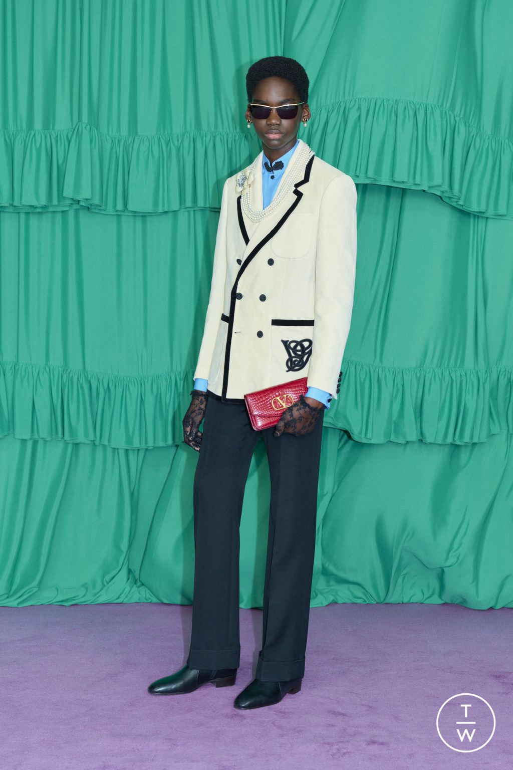 Fashion Week Paris Pre-Fall 2025 look 24 de la collection Valentino womenswear