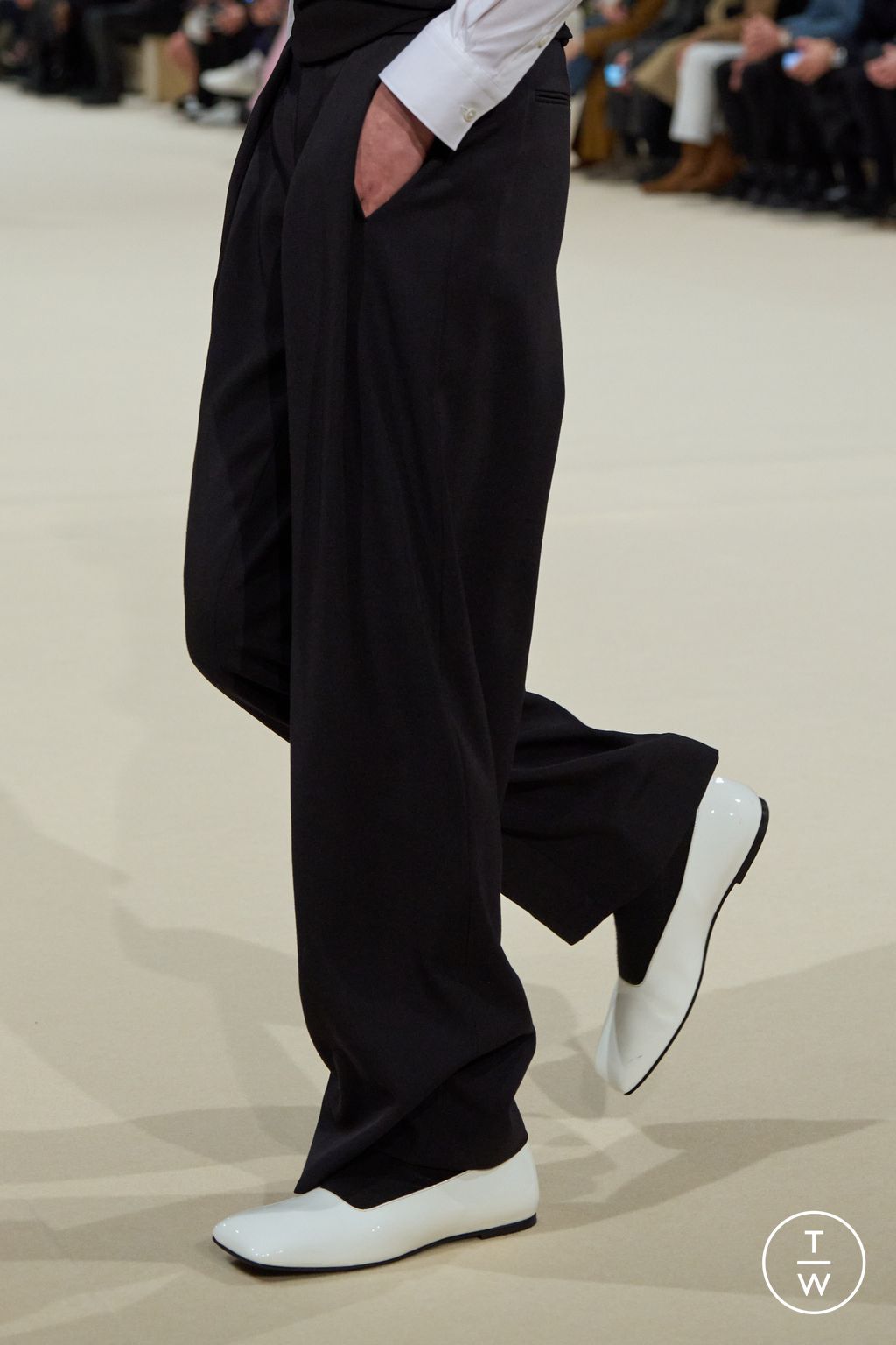 Fashion Week Paris Fall/Winter 2024 look 22 de la collection Balmain menswear accessories