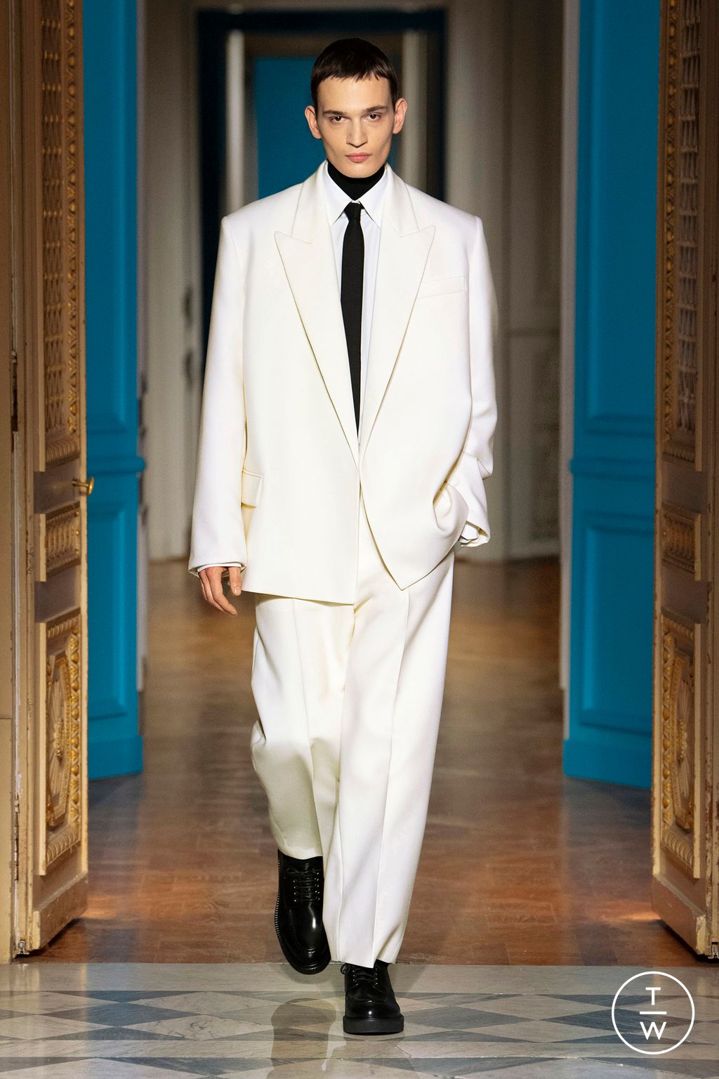 Fashion Week Paris Fall/Winter 2024 look 12 from the Valentino collection menswear