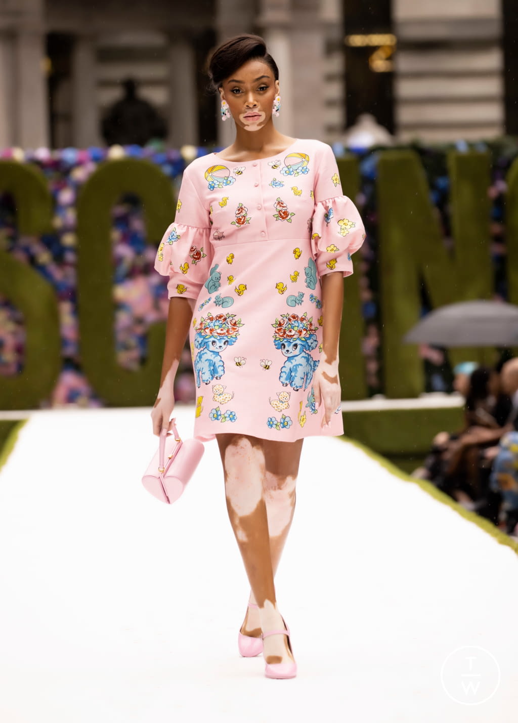 Fashion Week New York Spring/Summer 2022 look 13 de la collection Moschino womenswear