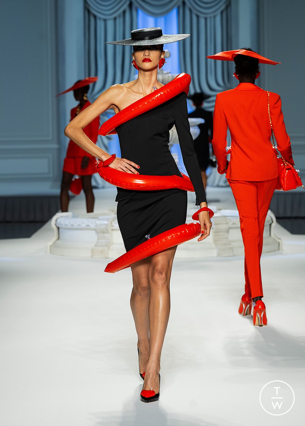 Fashion Week Milan Spring/Summer 2023 look 13 de la collection Moschino womenswear