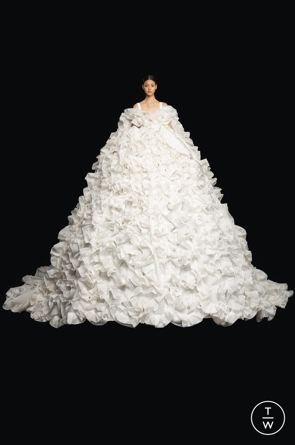 Fashion Week Paris Fall/Winter 2020 look 13 from the Valentino collection couture