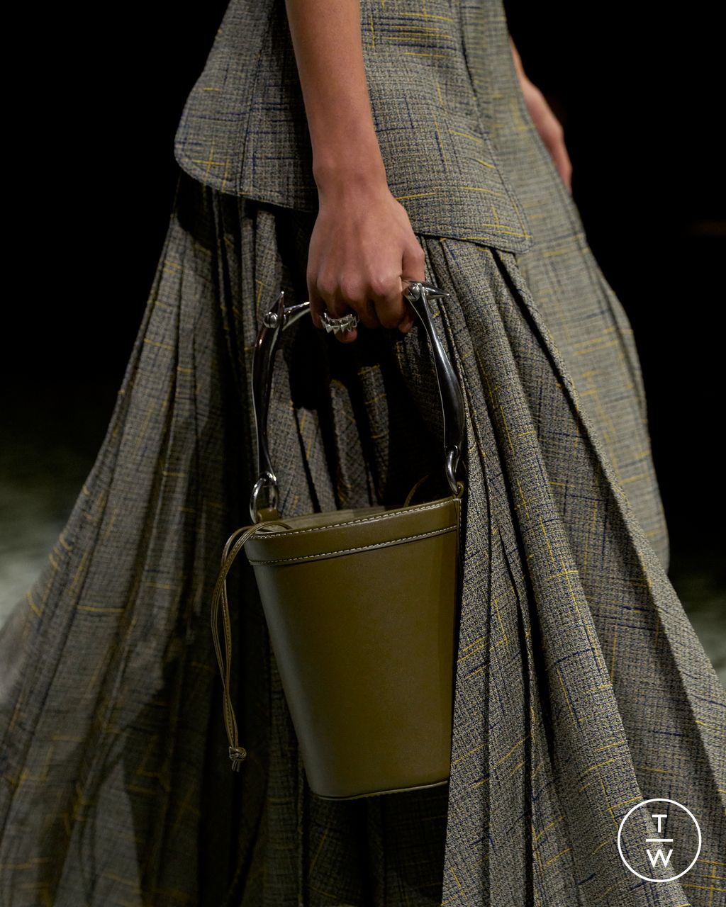 Fashion Week Milan Fall/Winter 2023 look 25 de la collection Bottega Veneta womenswear accessories