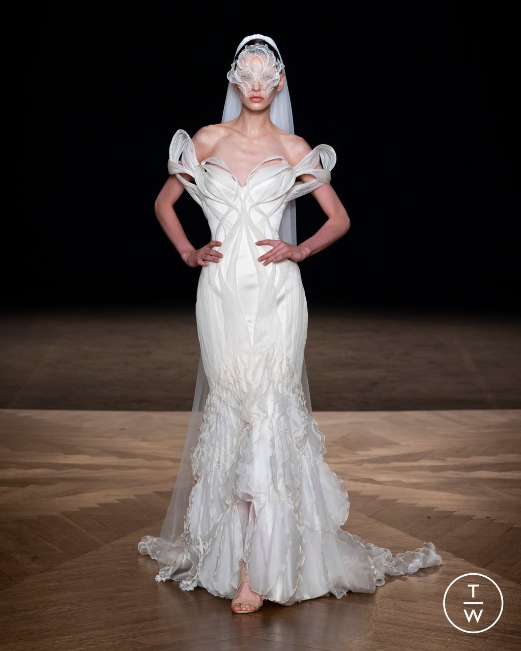 Fashion Week Paris Fall/Winter 2025 look 13 from the Iris Van Herpen collection couture