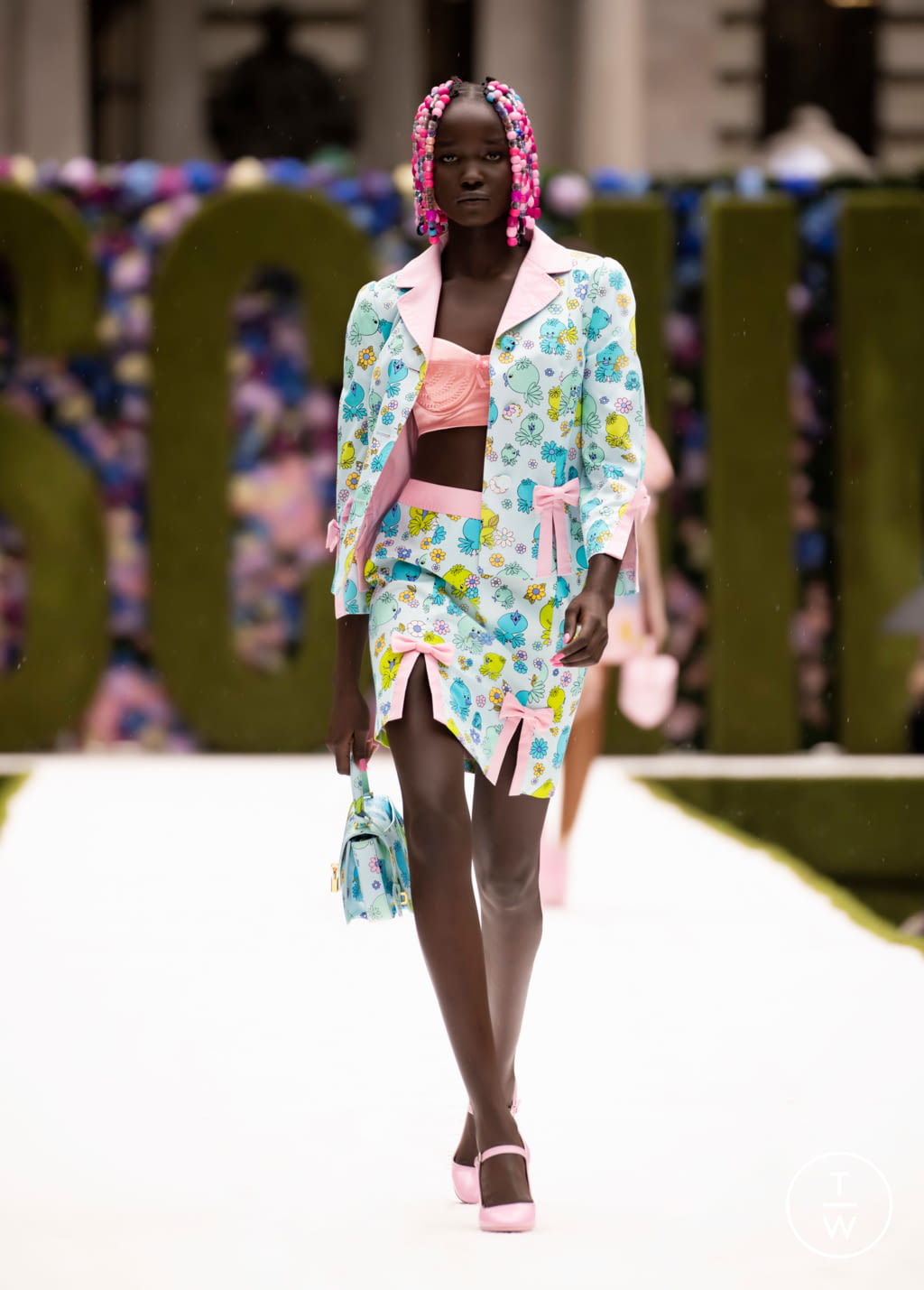 Fashion Week New York Spring/Summer 2022 look 14 de la collection Moschino womenswear