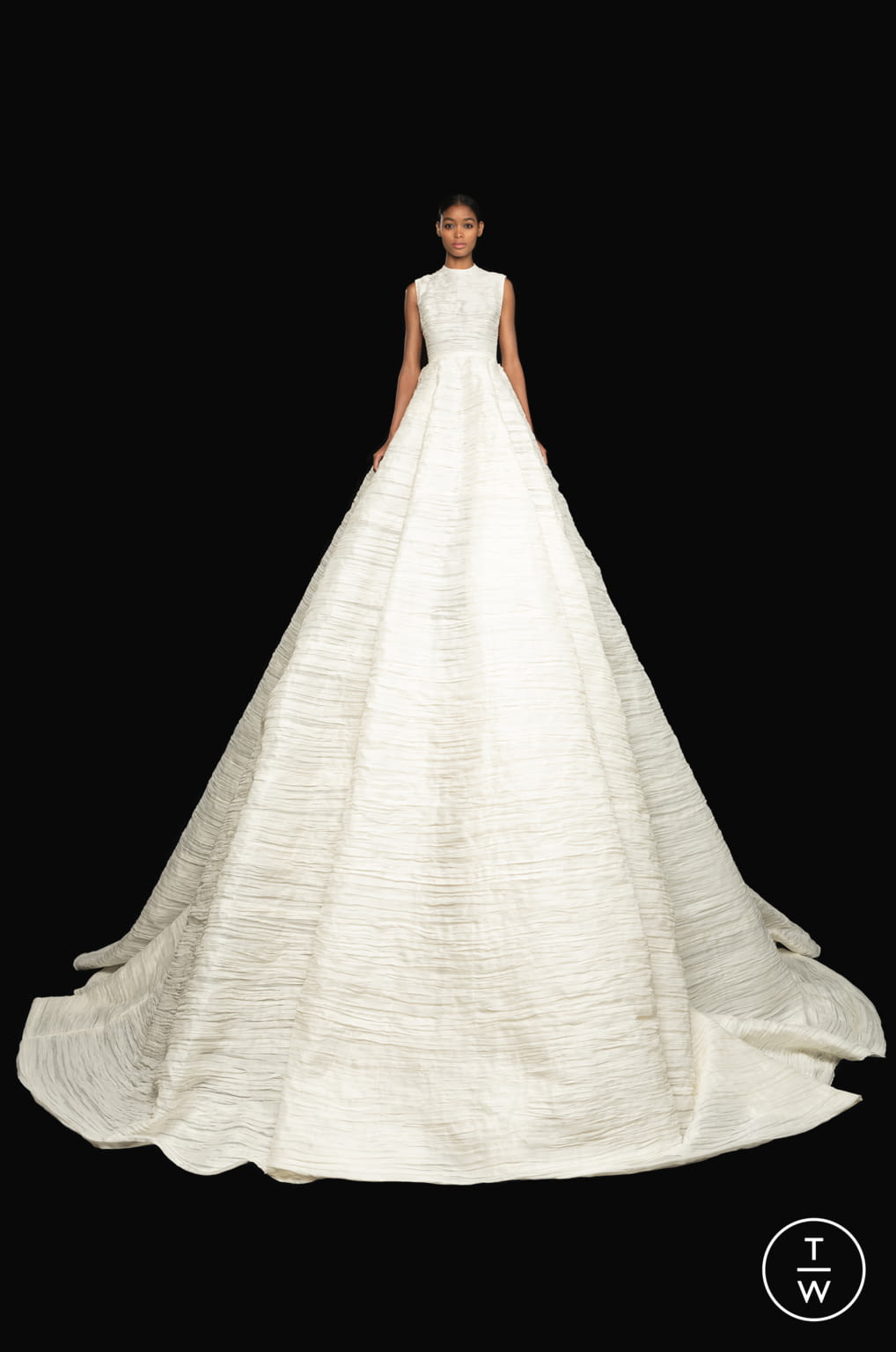 Fashion Week Paris Fall/Winter 2020 look 14 from the Valentino collection couture