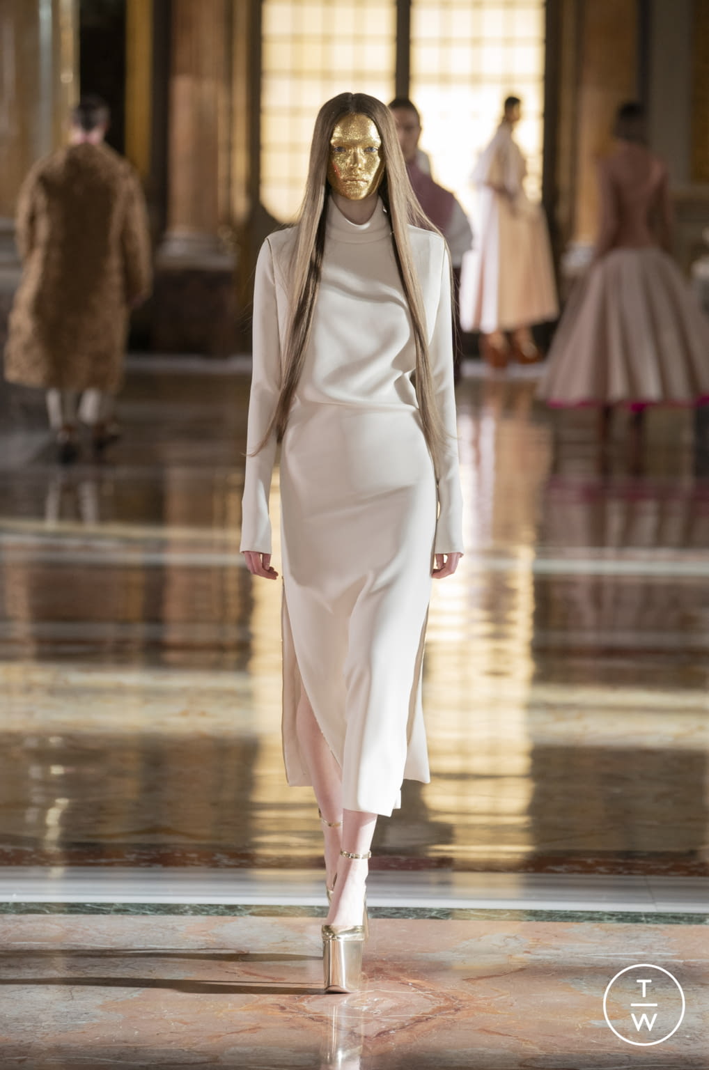 Fashion Week Paris Spring/Summer 2021 look 14 from the Valentino collection couture