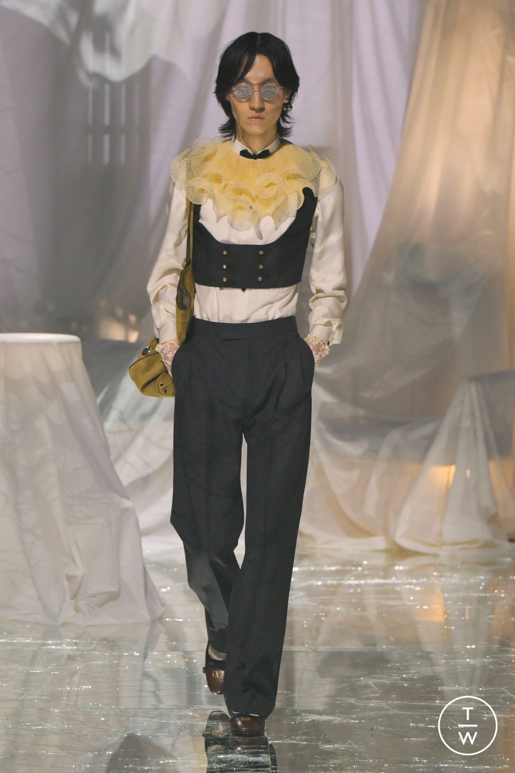 Fashion Week Paris Spring/Summer 2025 look 14 from the Valentino collection womenswear
