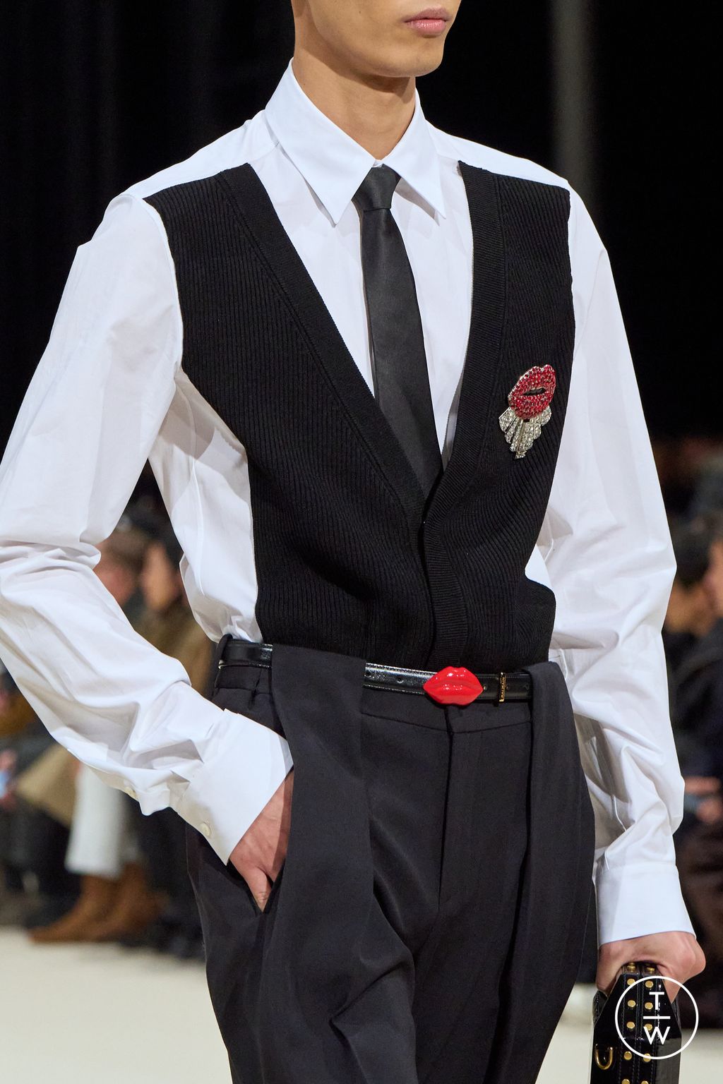 Fashion Week Paris Fall/Winter 2024 look 36 from the Balmain collection menswear accessories