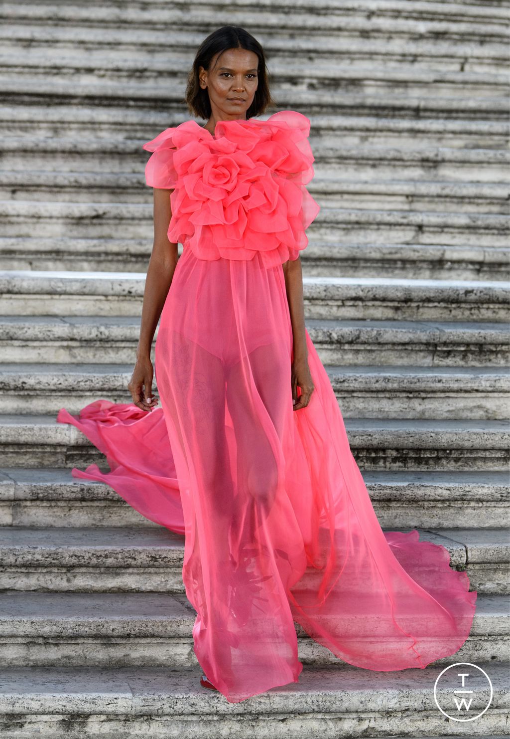 Fashion Week Paris Fall/Winter 2022 look 14 from the Valentino collection couture