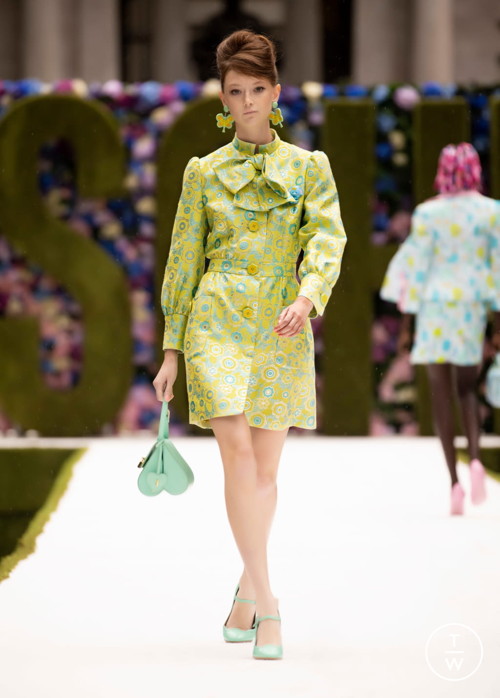Fashion Week New York Spring/Summer 2022 look 15 from the Moschino collection 女装