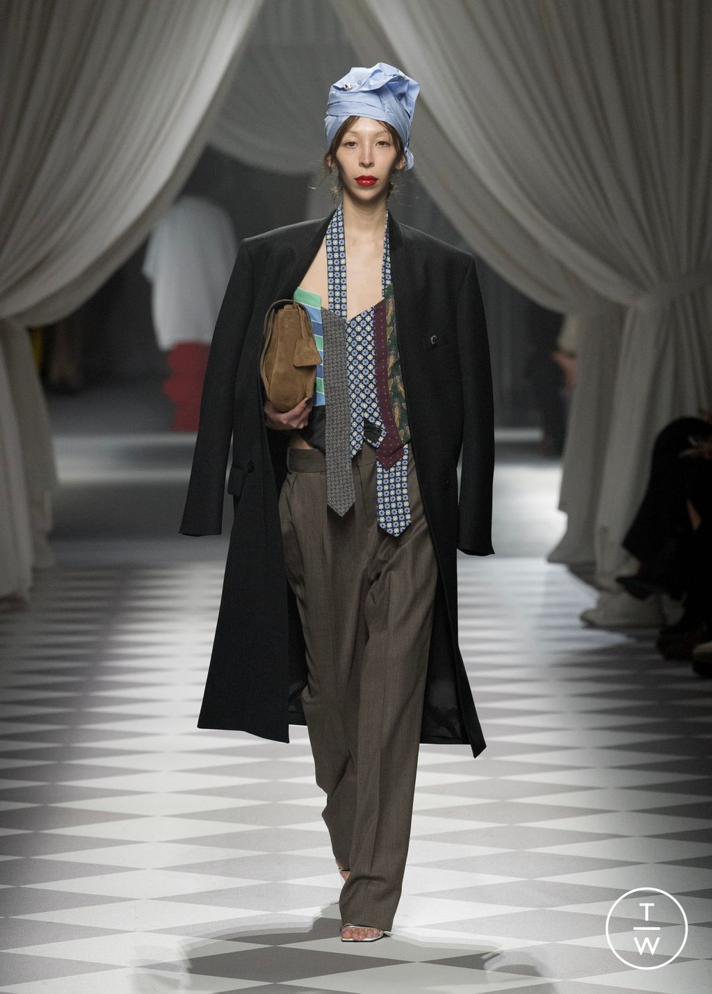 Fashion Week Milan Fall/Winter 2024 look 15 de la collection Moschino womenswear