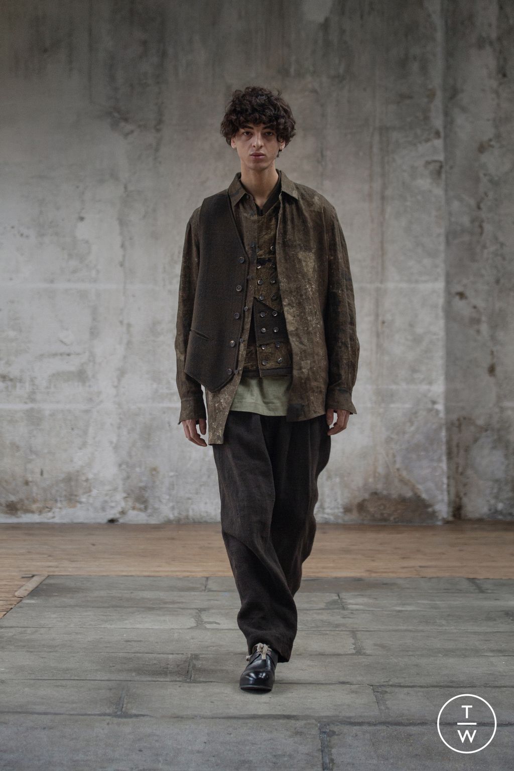 Fashion Week Paris Fall/Winter 2023 look 15 from the Ziggy Chen collection 男装
