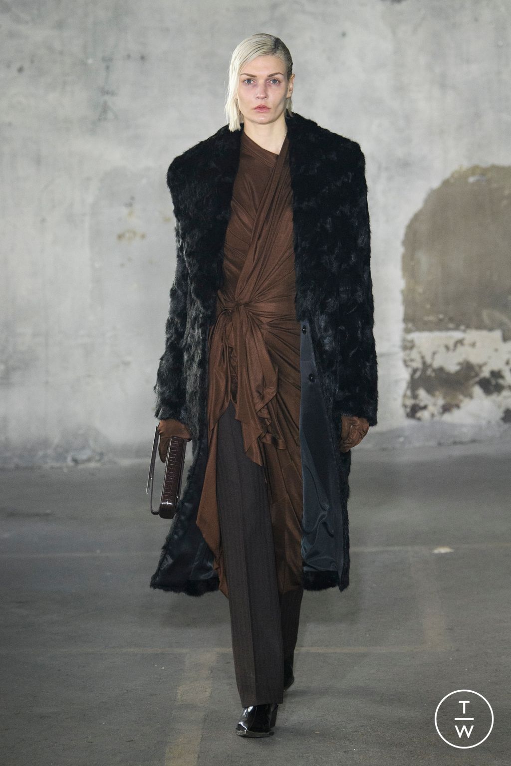 Fashion Week Paris Fall/Winter 2023 look 15 de la collection Sankuanz menswear