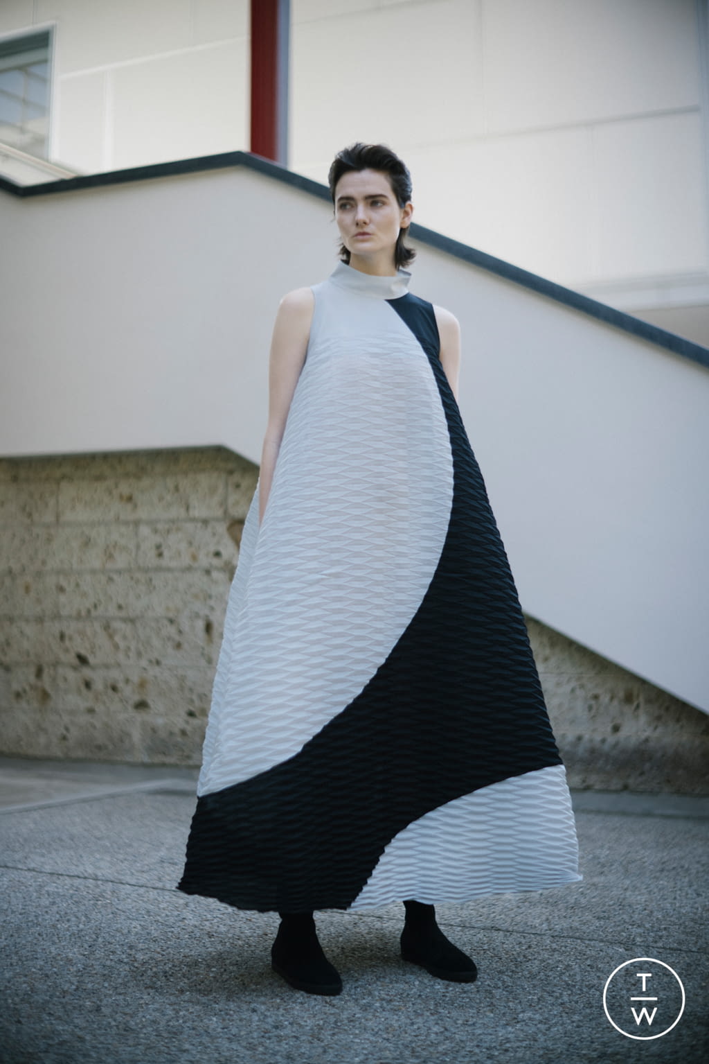 Fashion Week Paris Fall/Winter 2021 look 15 from the Issey Miyake collection womenswear