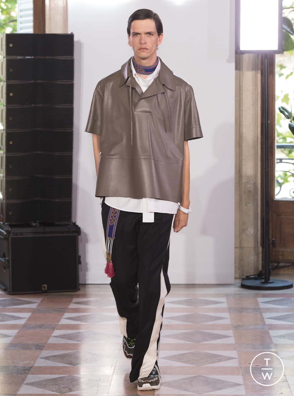 Fashion Week Paris Spring/Summer 2018 look 15 from the Valentino collection 男装