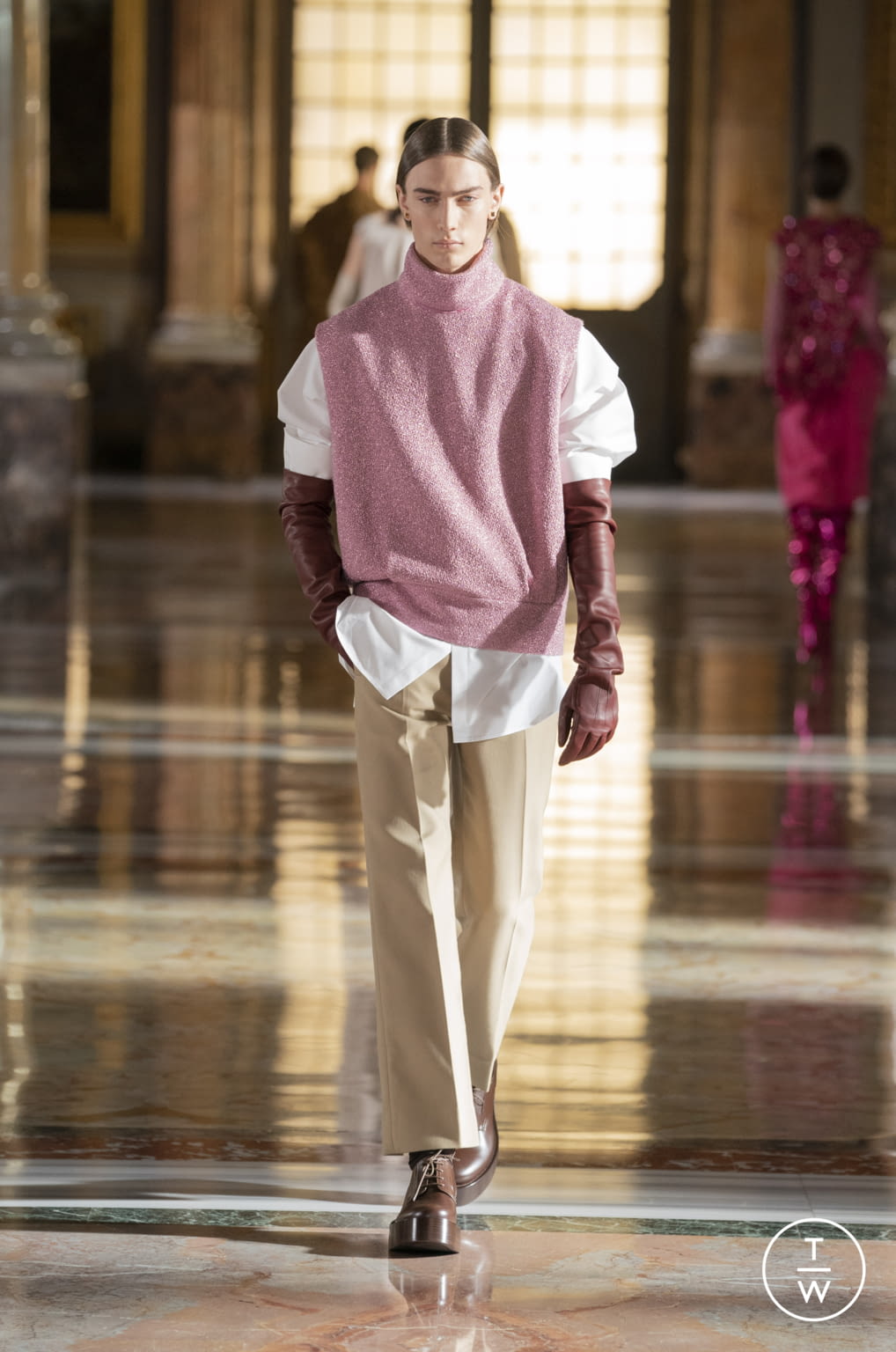 Fashion Week Paris Spring/Summer 2021 look 15 from the Valentino collection couture