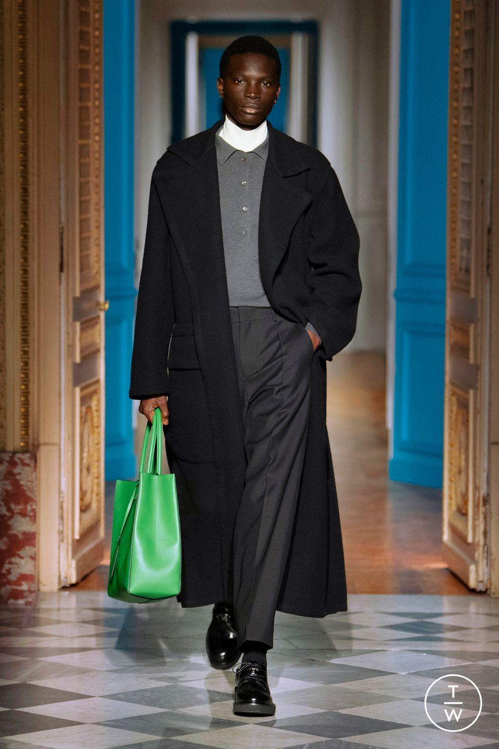 Fashion Week Paris Fall/Winter 2024 look 15 de la collection Valentino menswear