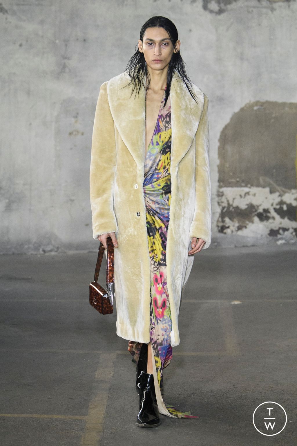 Fashion Week Paris Fall/Winter 2023 look 16 de la collection Sankuanz menswear