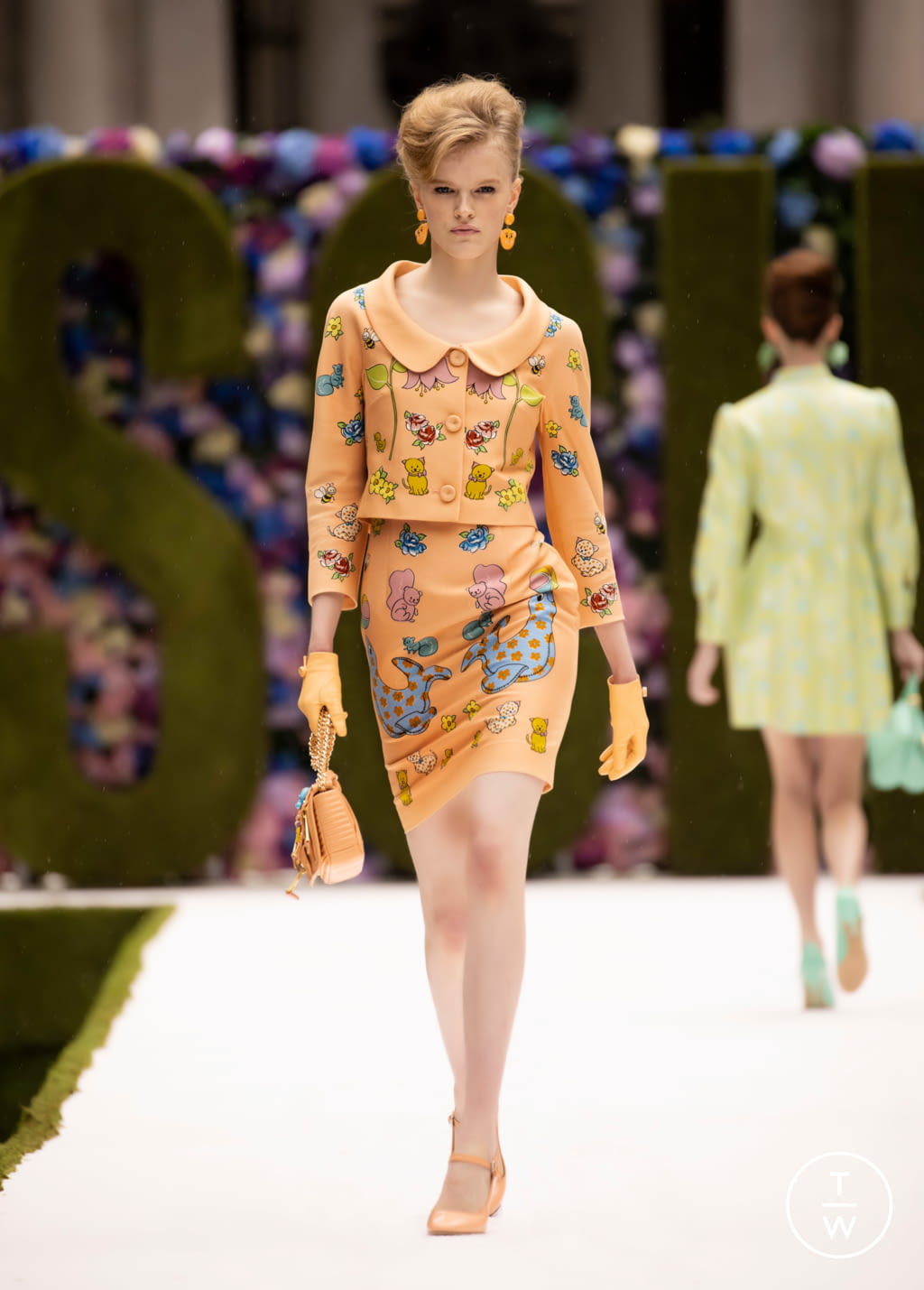 Fashion Week New York Spring/Summer 2022 look 16 de la collection Moschino womenswear
