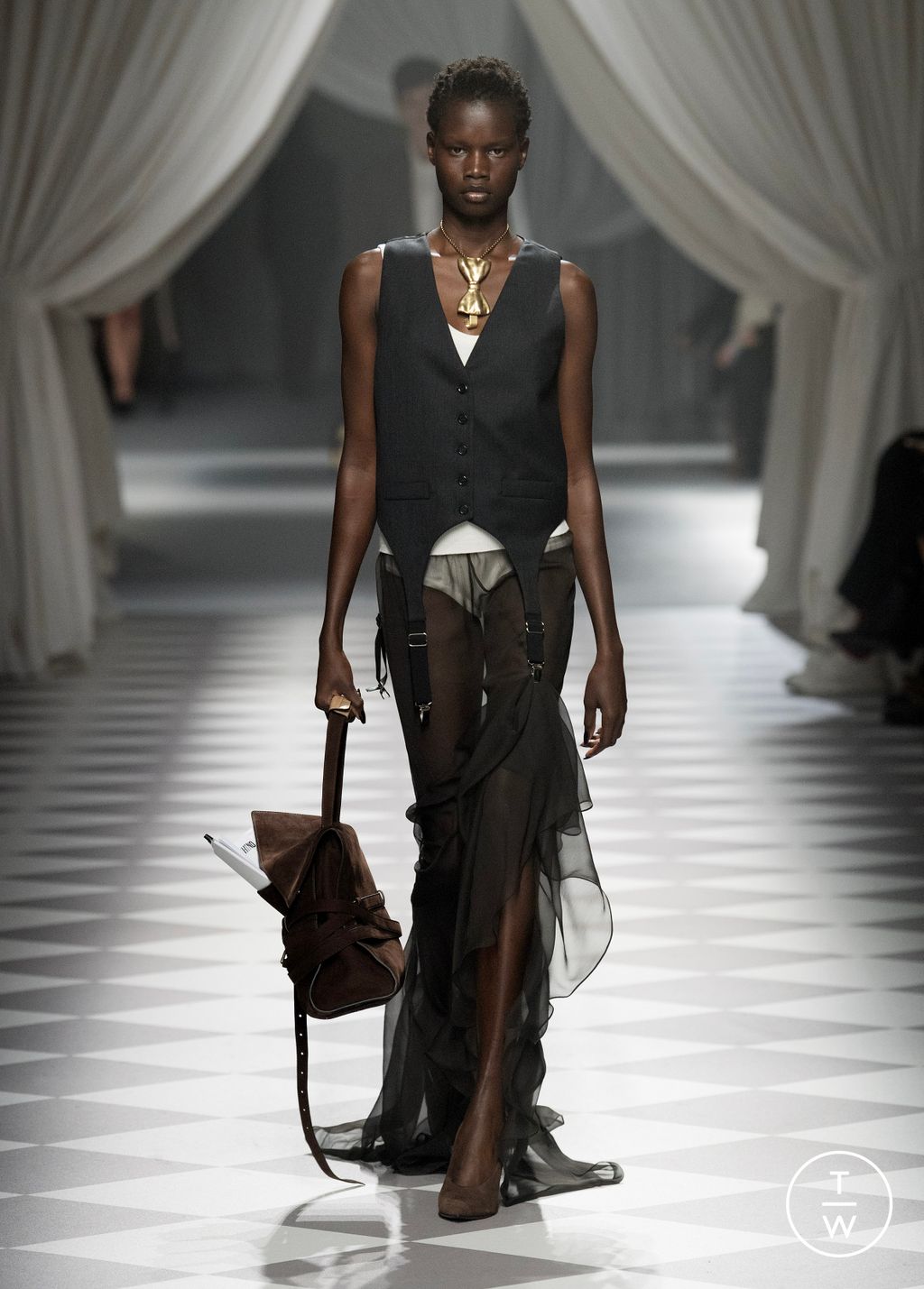 Fashion Week Milan Fall/Winter 2024 look 16 de la collection Moschino womenswear