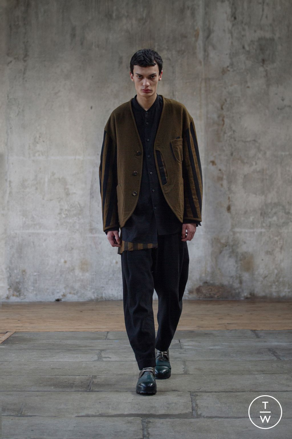 Fashion Week Paris Fall/Winter 2023 look 16 from the Ziggy Chen collection 男装