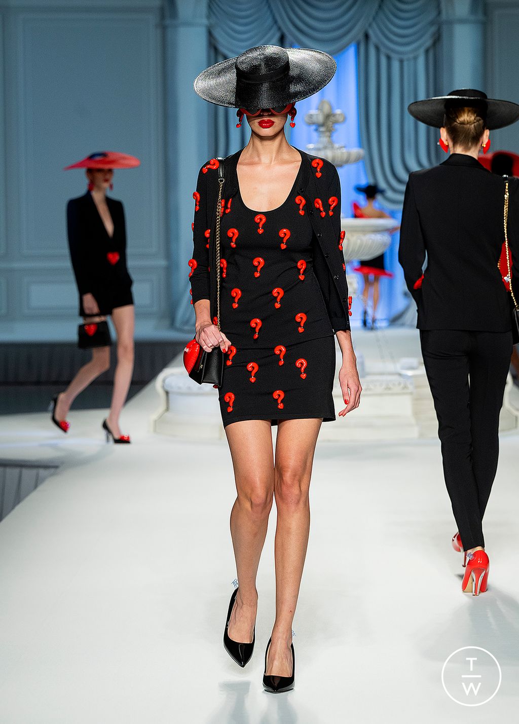 Fashion Week Milan Spring/Summer 2023 look 16 de la collection Moschino womenswear