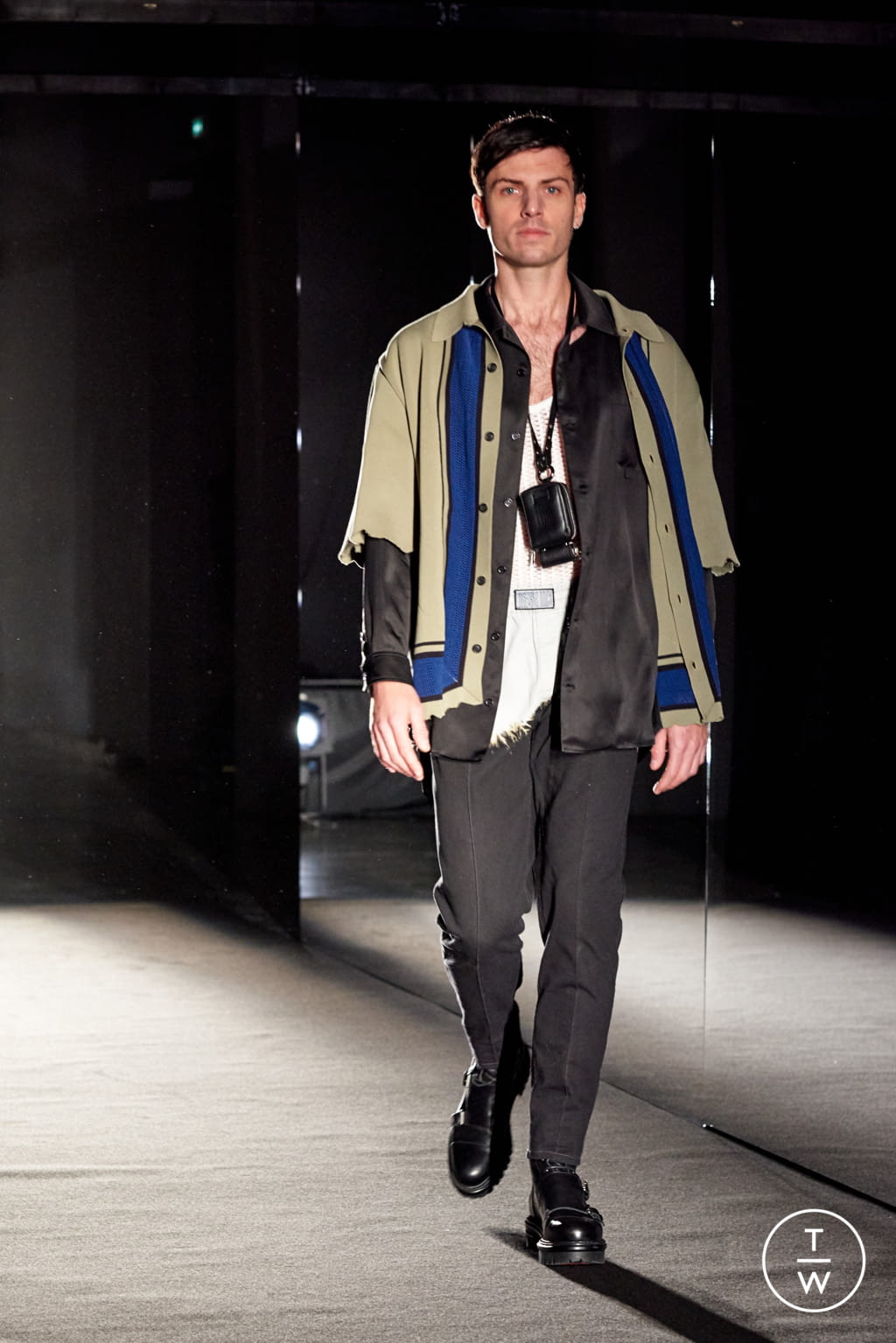 Fashion Week Paris Fall/Winter 2021 look 16 from the Louis Gabriel Nouchi collection 男装