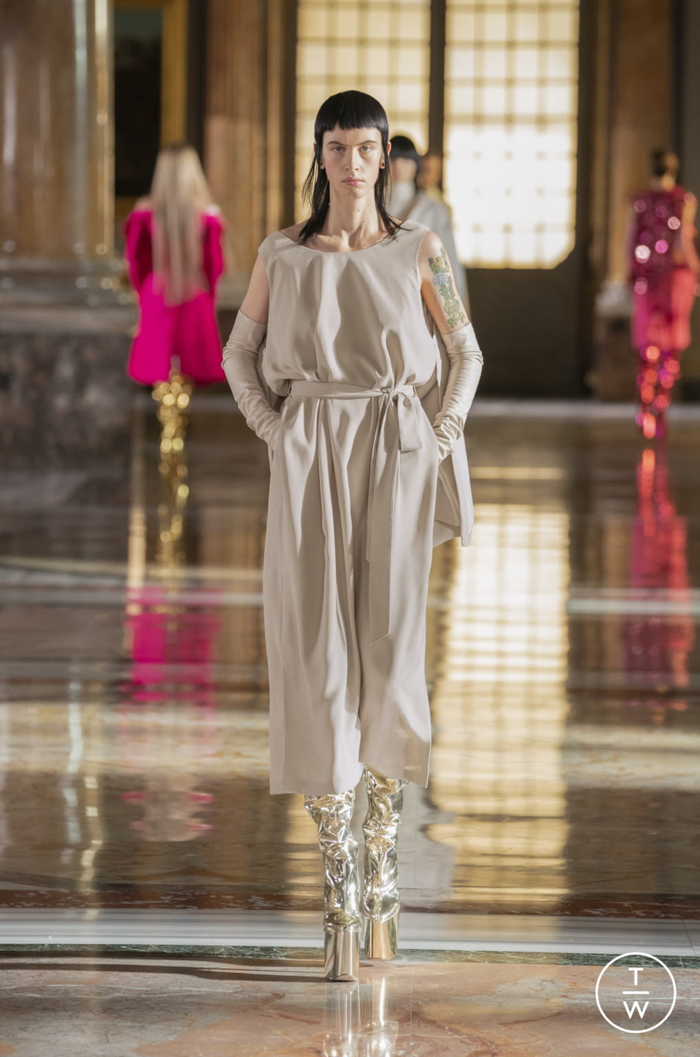 Fashion Week Paris Spring/Summer 2021 look 16 from the Valentino collection 高级定制