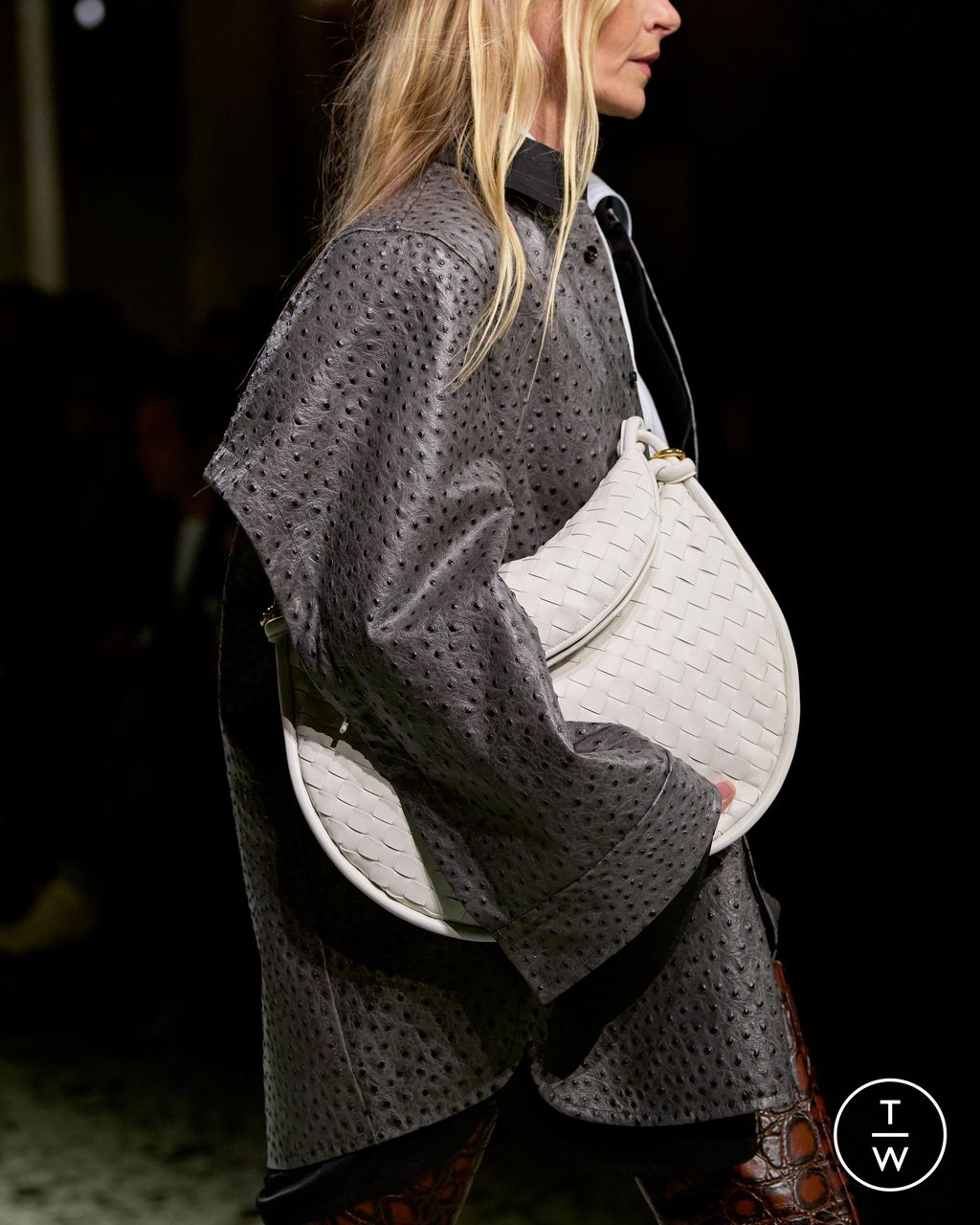 Fashion Week Milan Fall/Winter 2023 look 28 from the Bottega Veneta collection womenswear accessories