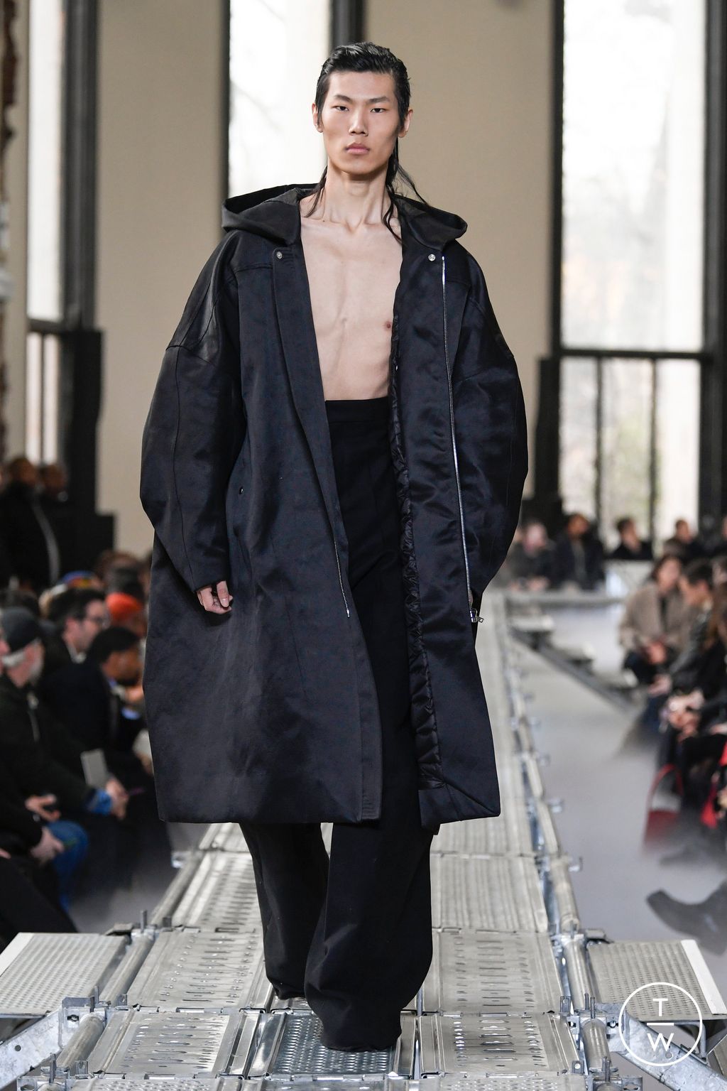 Fashion Week Paris Fall/Winter 2023 look 44 from the Rick Owens collection menswear