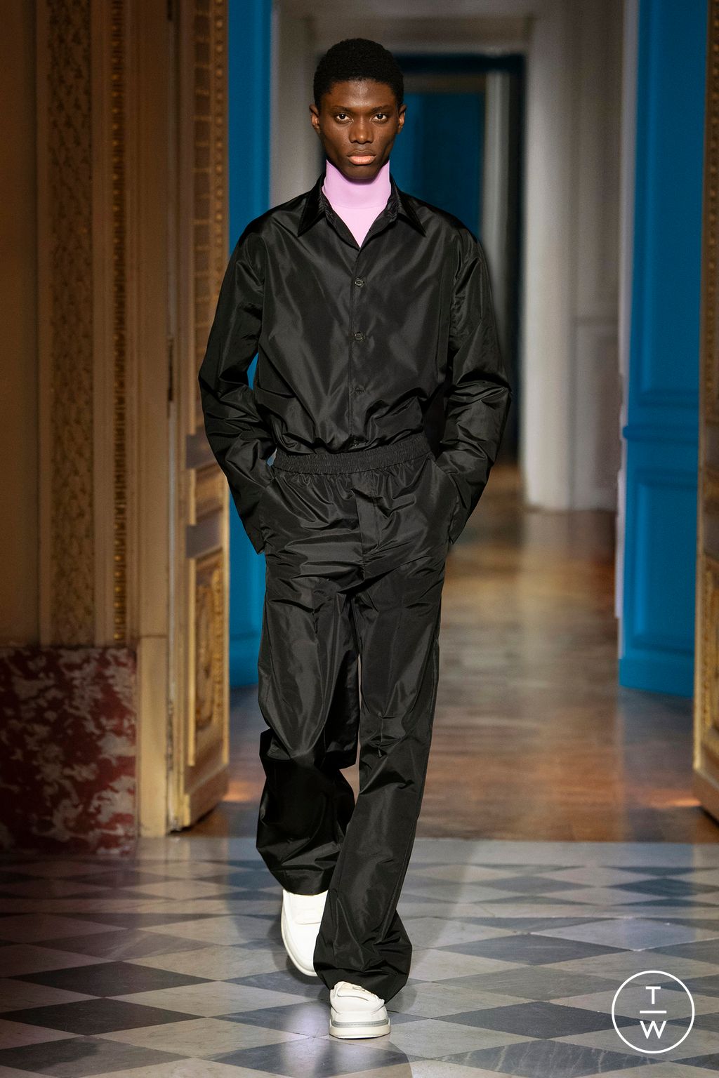 Fashion Week Paris Fall/Winter 2024 look 16 from the Valentino collection 男装