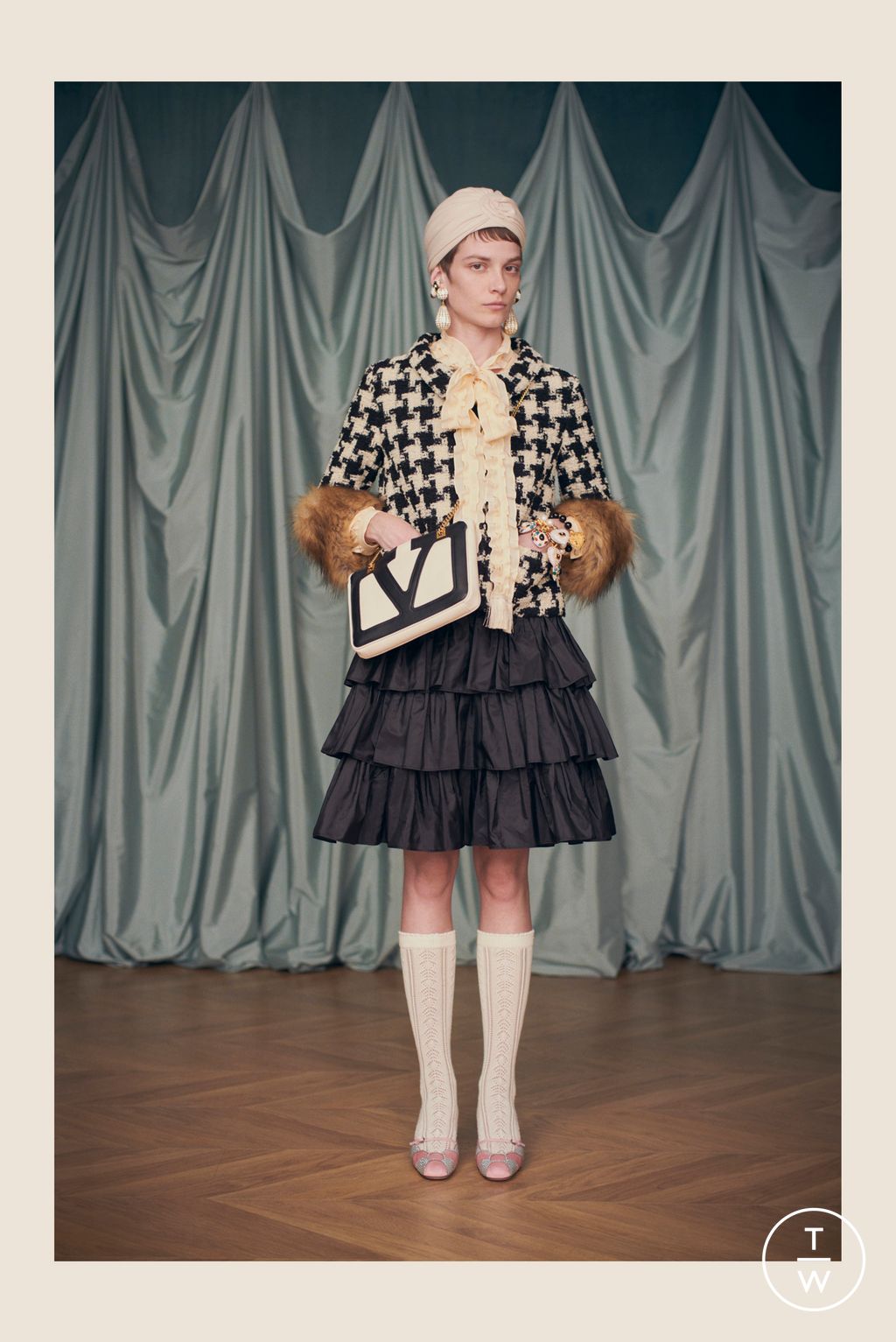 Fashion Week Paris Resort 2025 look 16 from the Valentino collection 女装