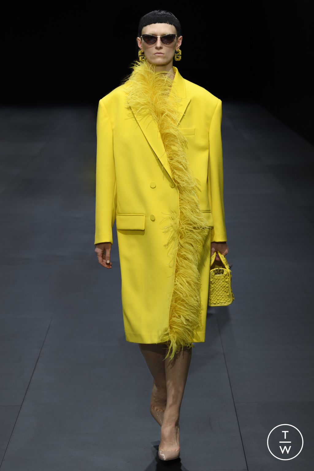 Fashion Week Paris Spring/Summer 2023 look 16 from the Valentino collection womenswear