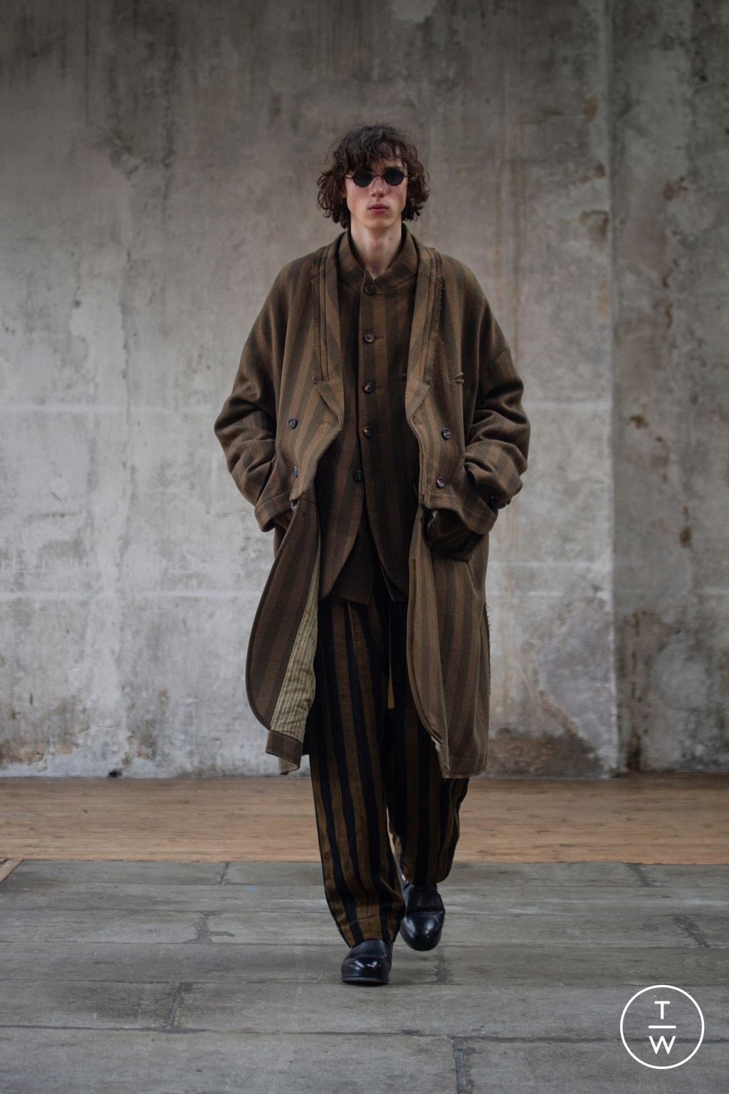 Fashion Week Paris Fall/Winter 2023 look 17 from the Ziggy Chen collection menswear